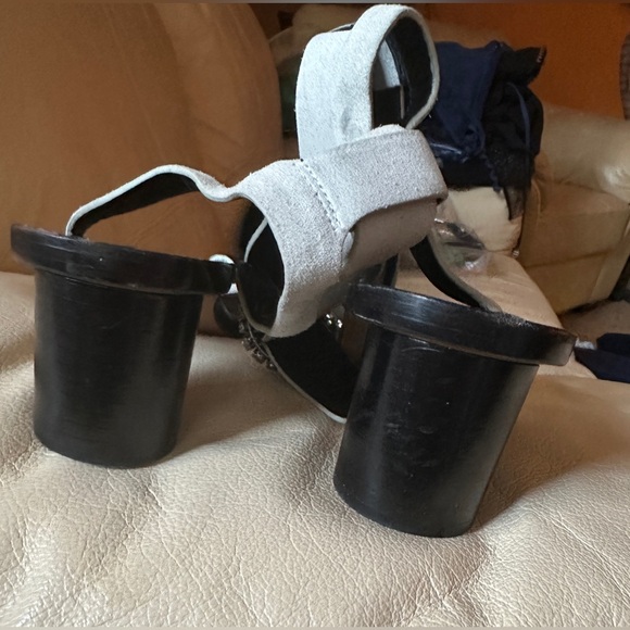 Isabel Marant Jaykee Embellished Suede Sandals in light gray. Size 39/ US 8.5-9 - Picture 6 of 8